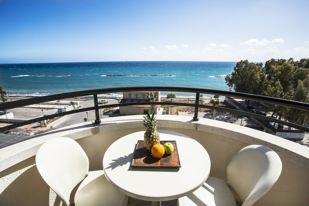 Фото Pigeon Beach Hotel Apartments