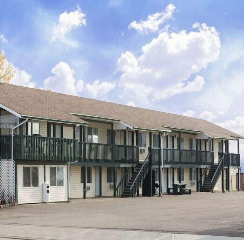 Гостиница Almada Inn в Форт-Нельсон