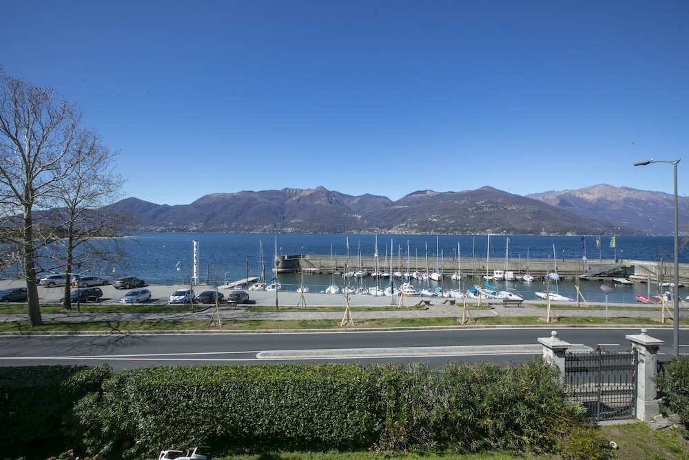Фото Residenza Gardenia Lake View Luino Center