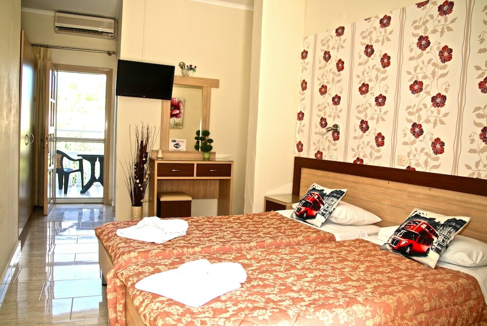 Фото Santa Barbara Lakis Apartments