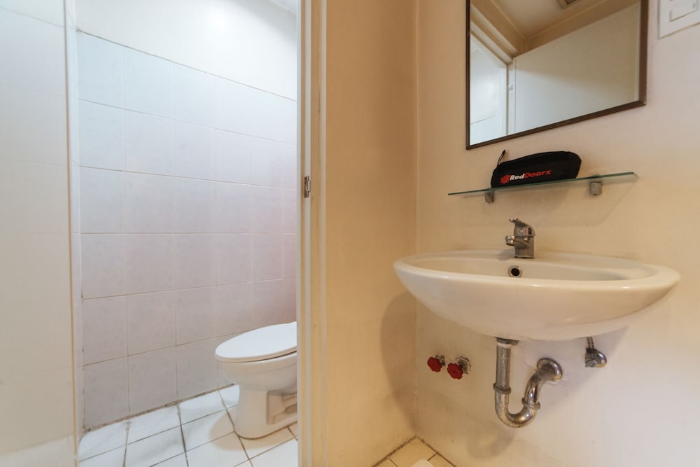 Фото RedDoorz Plus @ E Rodriguez Corner Banawe