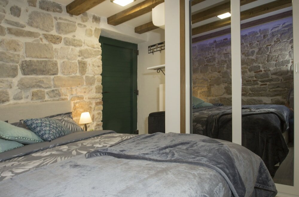 Фото Old Center Stone House