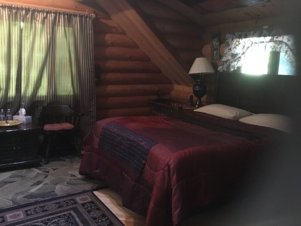 Фото Redwood Log Cabin