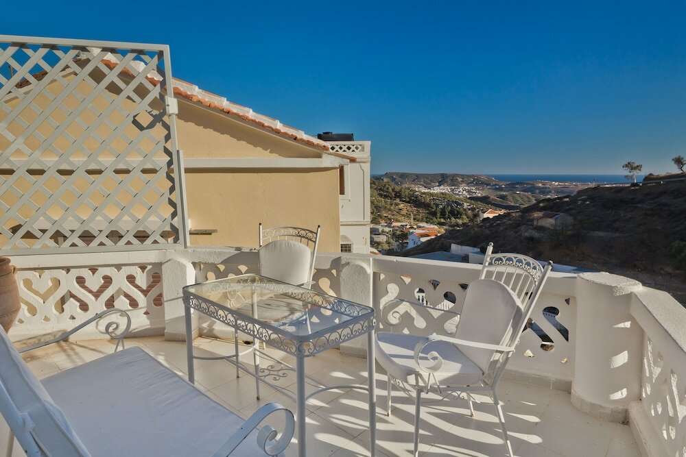 Фото White Traditional House