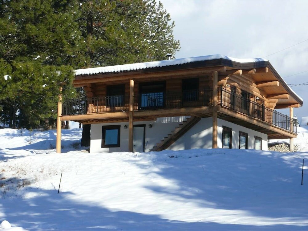 Фото Beautiful Log Chalet Near Fernie, Bc