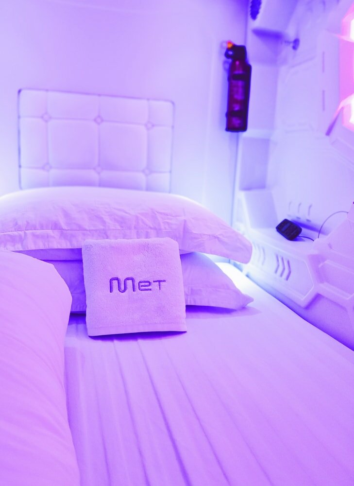 Фото Met A Space Pod @ Arab Street