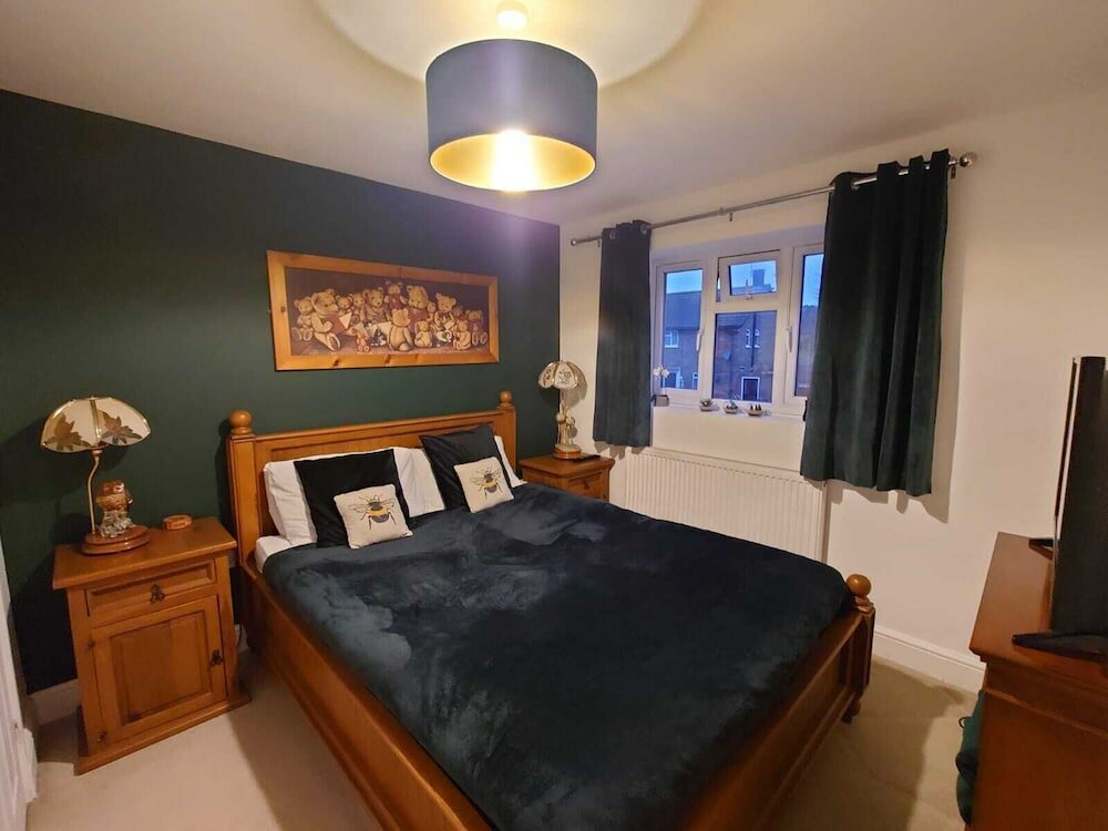 Фото Lovely Rooms in a Quiet Place of Woking