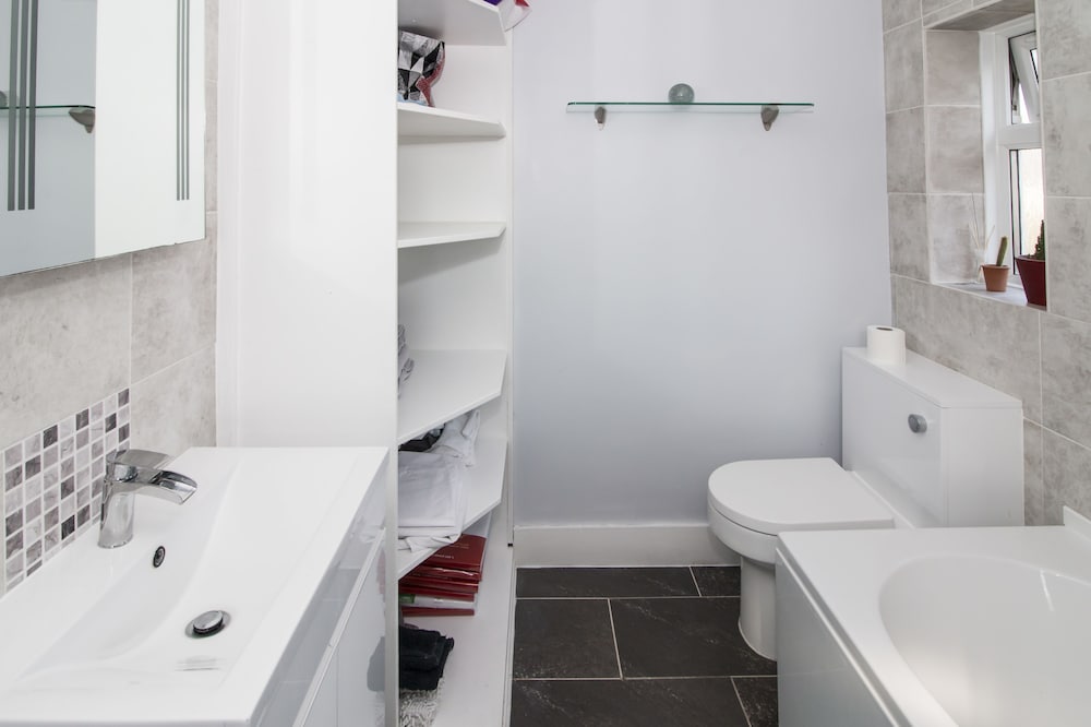 Фото Lovely Rooms in a Quiet Place of Woking