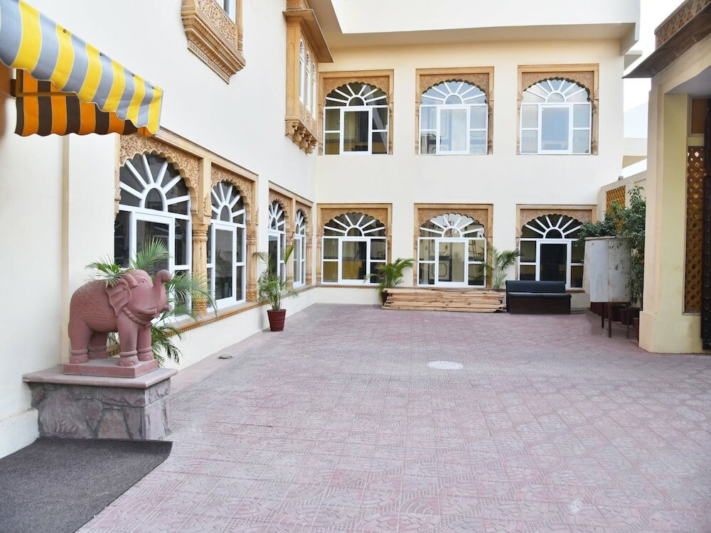 Фото Capital O 35409 Hotel Megh Niwas