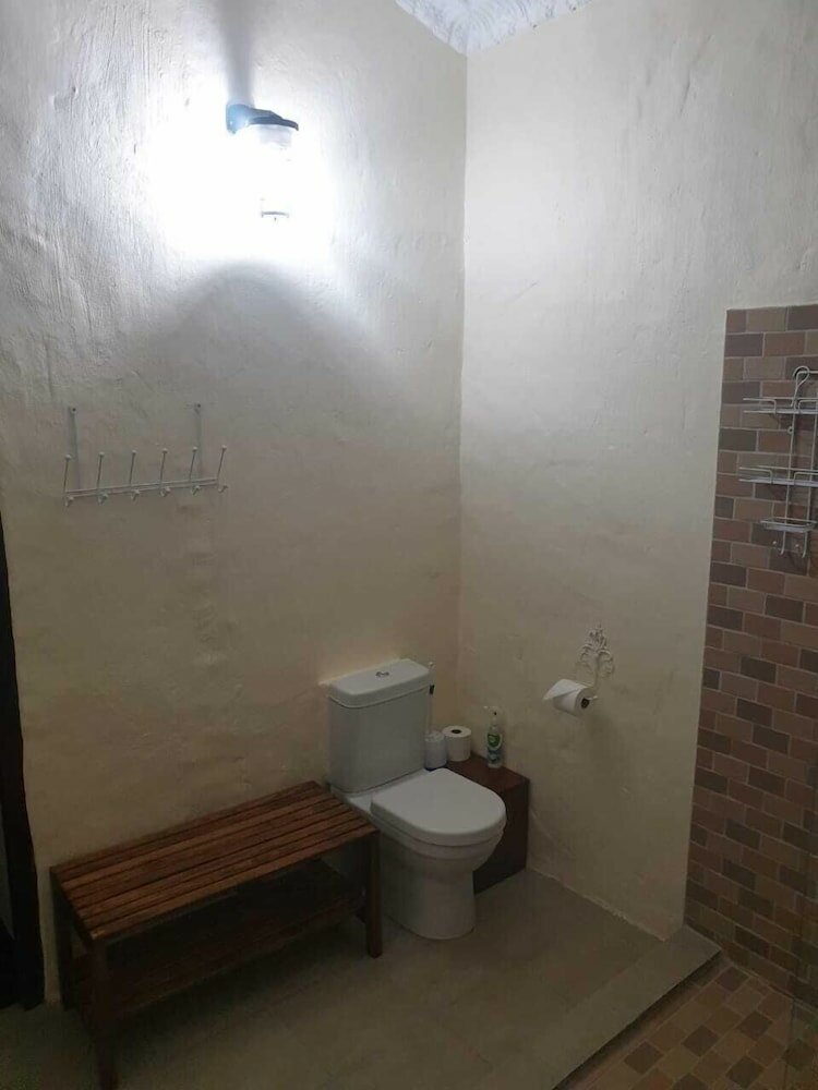 Фото Airport Tower Lodge