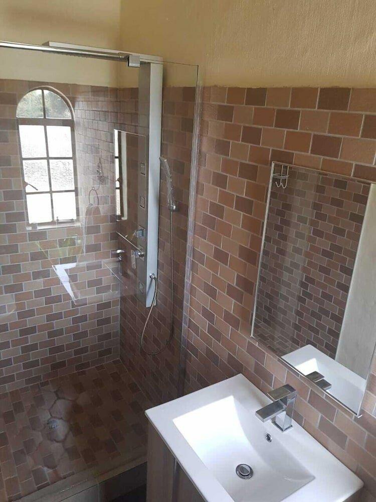 Фото Airport Tower Lodge