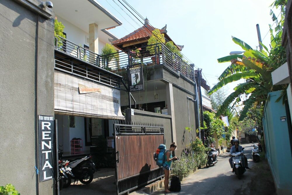 Фото Suwardika Homestay and Dormitory - Hostel