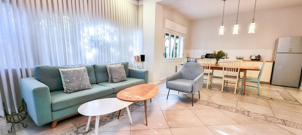 Фото Charming 2bdr apt W Private Garden Tl41