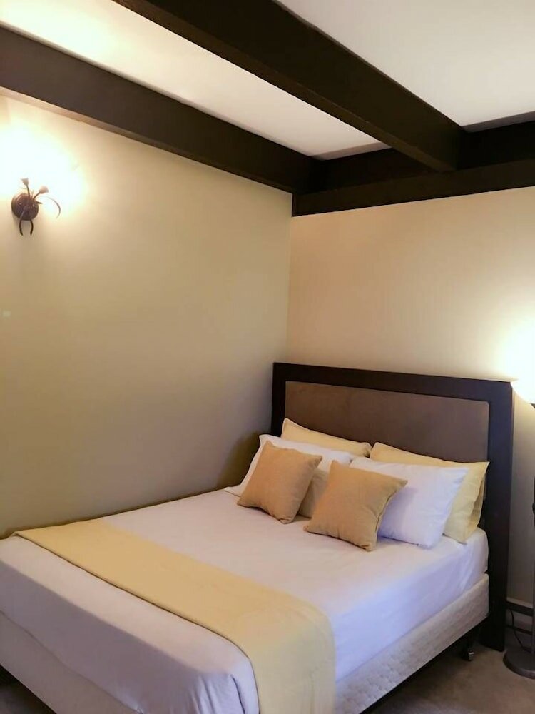 Фото A - Large Coastal Retreat