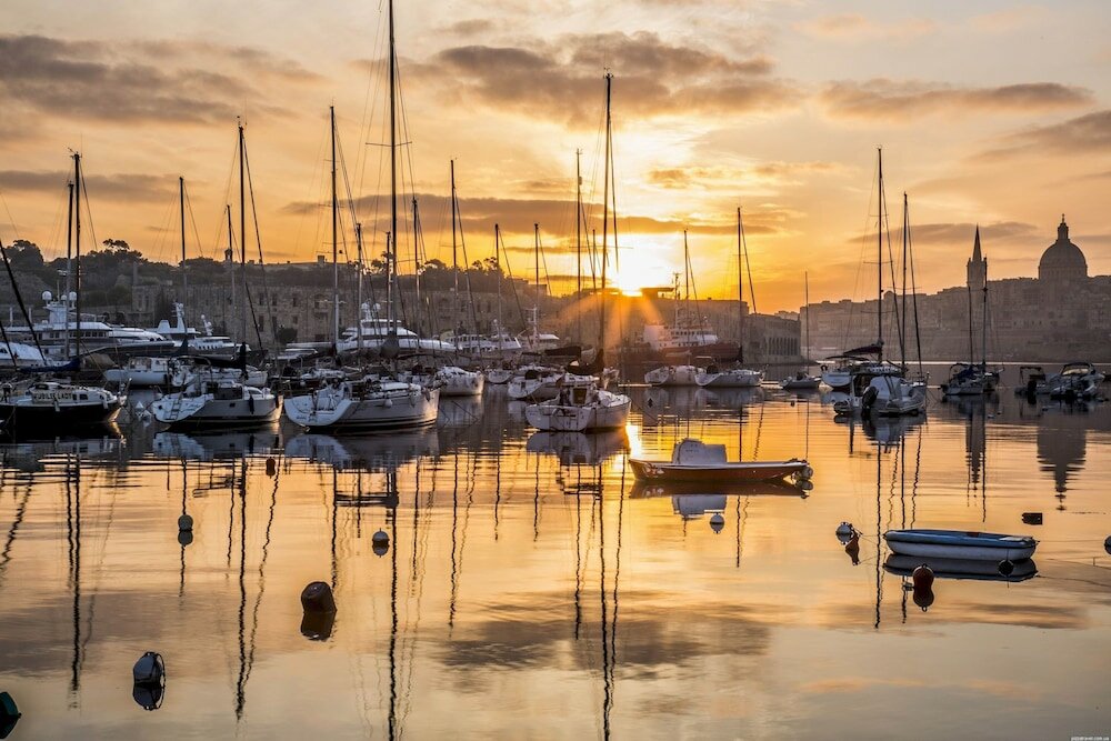 Фото Spacious Seafront Apartment With Stunning Views