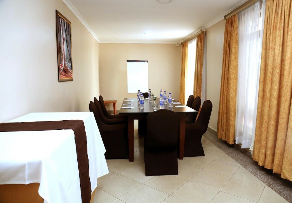 Фото La Cour Hotel Apartments