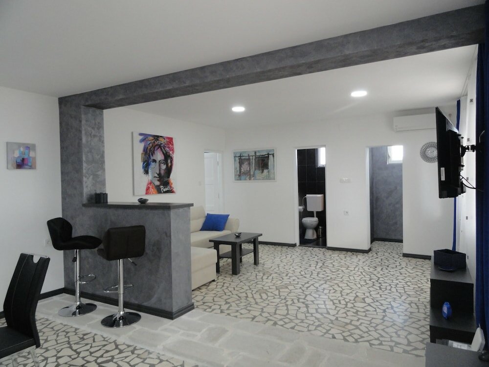 Фото Petrovac Holiday House with pool