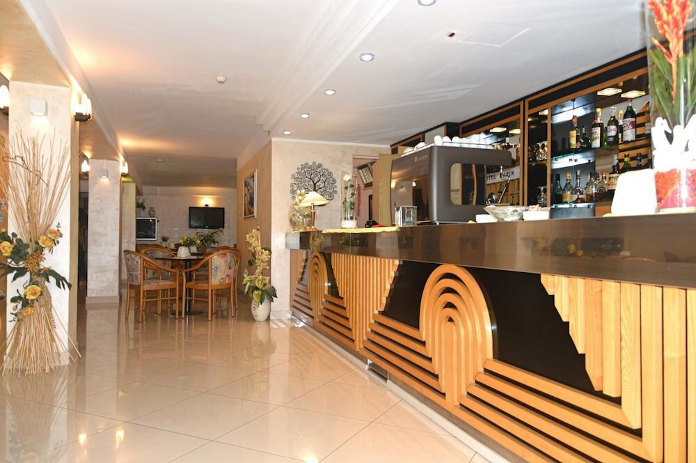 Фото Hotel Karin