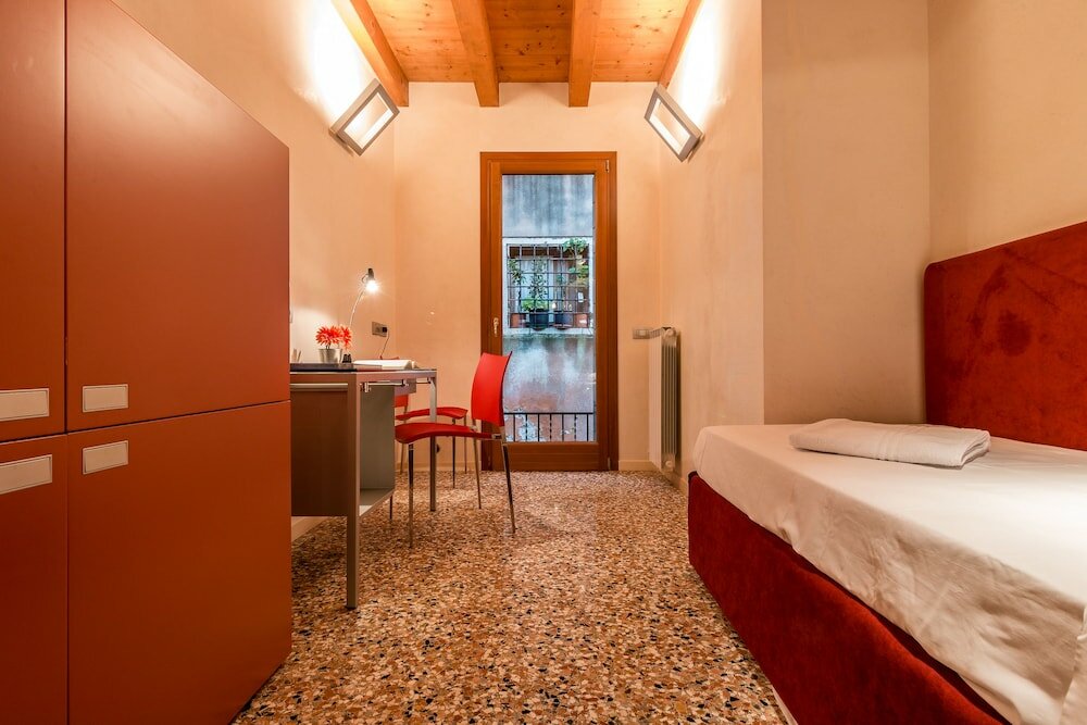 Фото Family Colours near Rialto Mercato