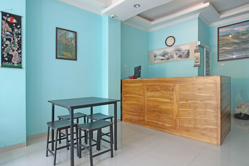 Фото RedDoorz near Solo Balapan Station