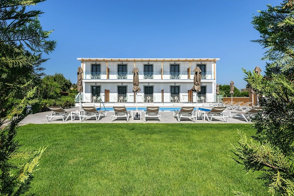 Фото White Canvas Boutique Studios