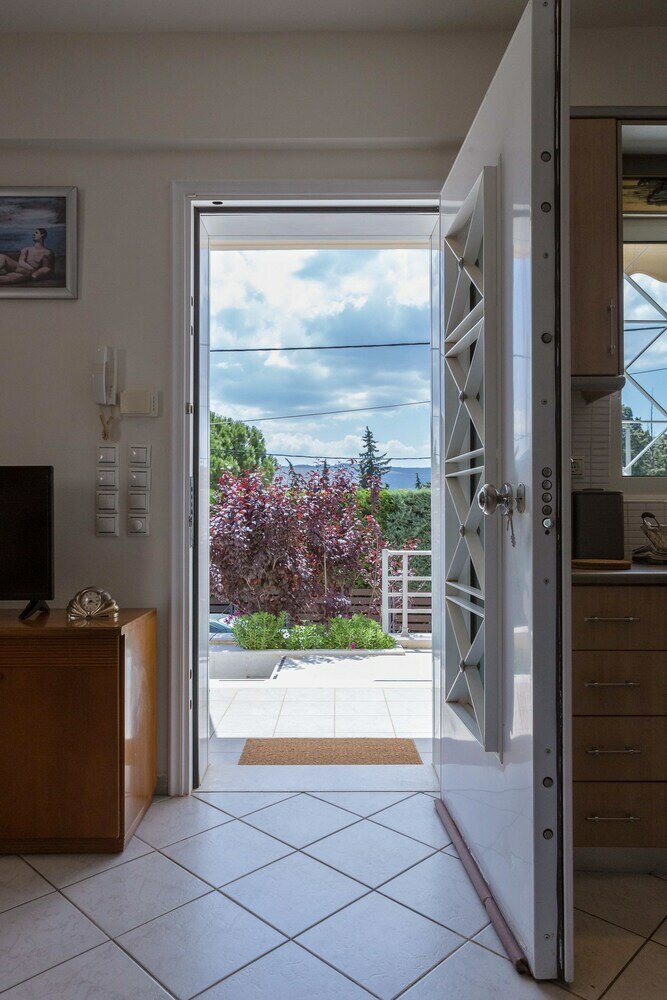 Фото Bright & Spacious two-floor Family Garden Home