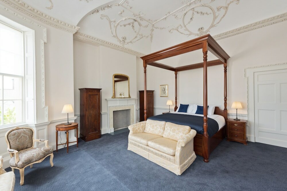 Фото Henrietta Suites City Centre