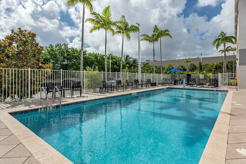 Гостиница Comfort Suites Fort Lauderdale Airport & Cruise Port в Дания Бич