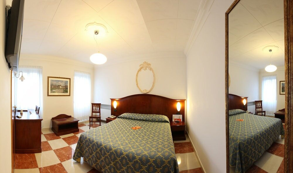 Фото Hotel Ungheria Varese 1946