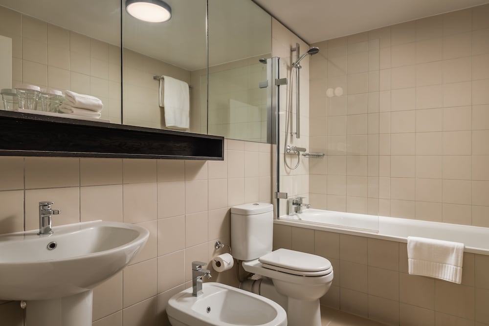 Фото Monarch House Serviced Apartments