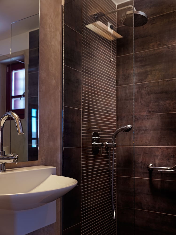 Фото Themonies Luxury Suites