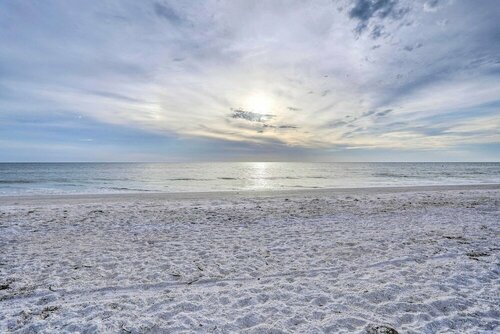 Гостиница Treasure Island Condo - Sunset & Beach Views! в Сент-Питерсберге