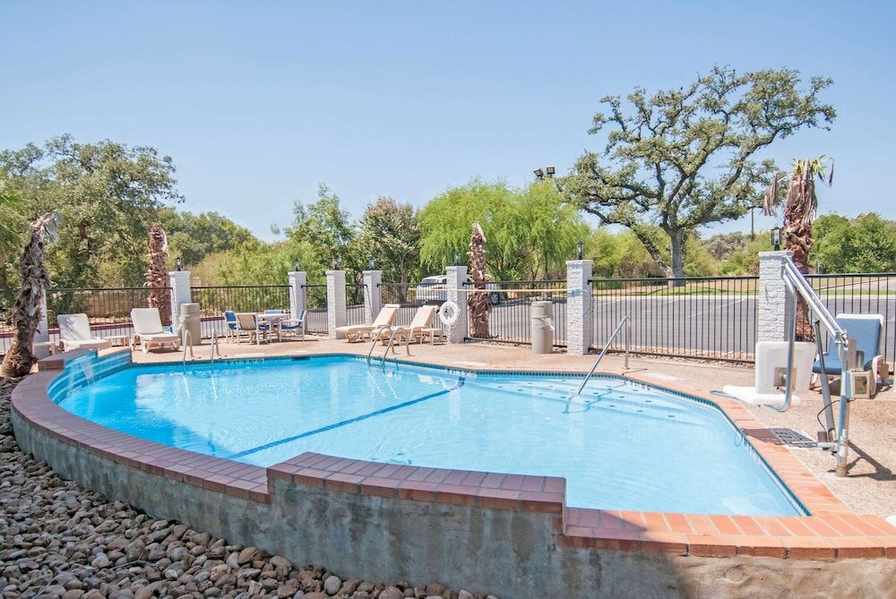 Фото Days Inn by Wyndham Suites San Antonio North/Stone Oak