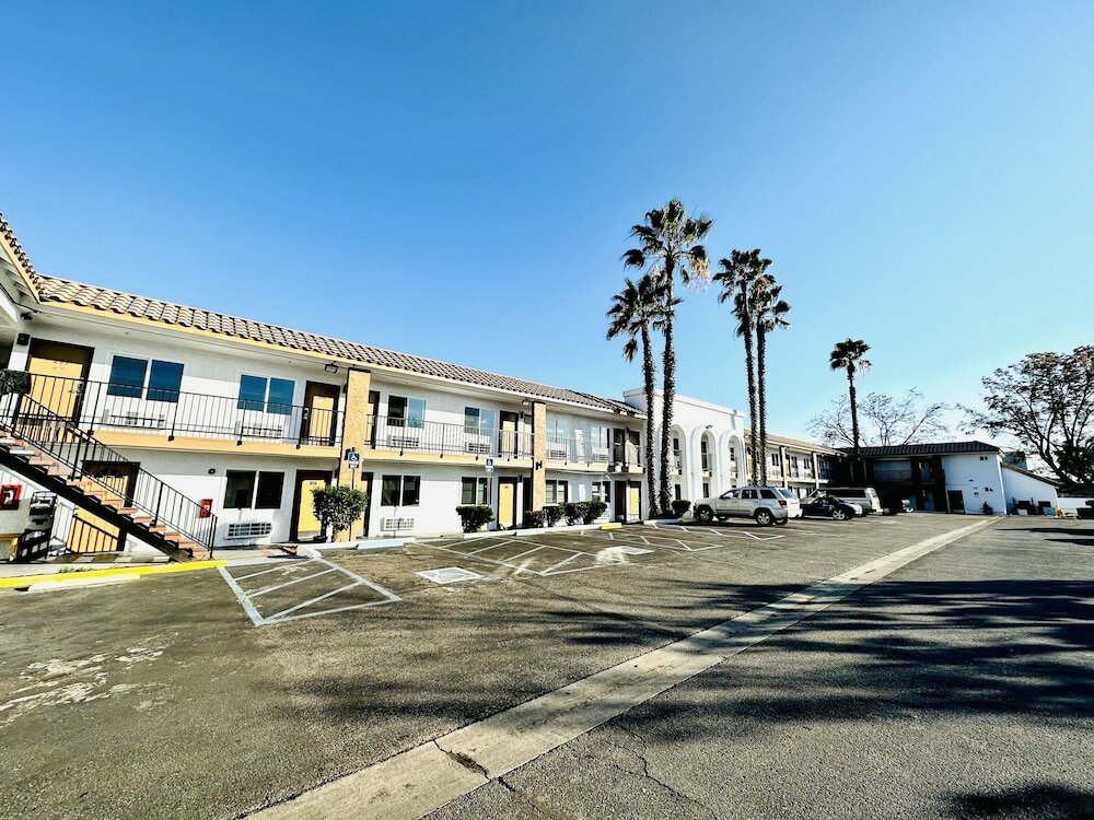 Фото Casa Blanca Express & Suites Cypress Buena Park - Anaheim Area