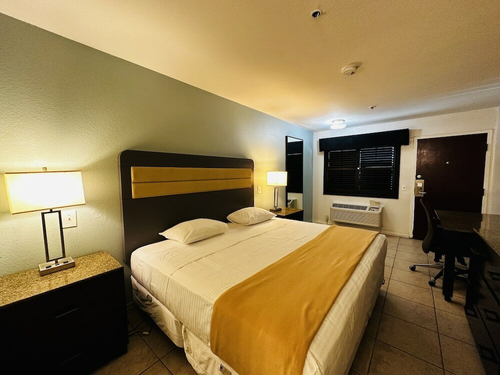 Фото Casa Blanca Express & Suites Cypress Buena Park - Anaheim Area