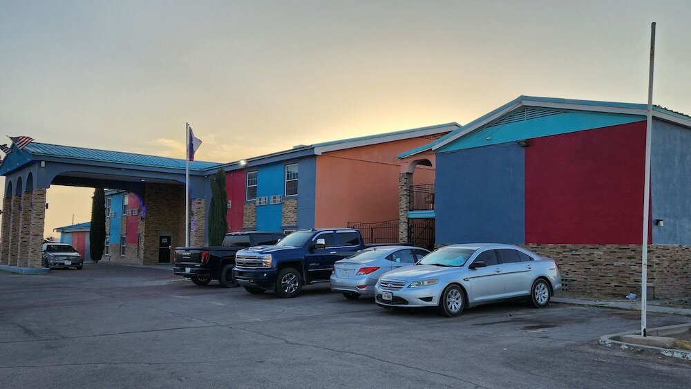 Фото B&j Hotel and Apartment