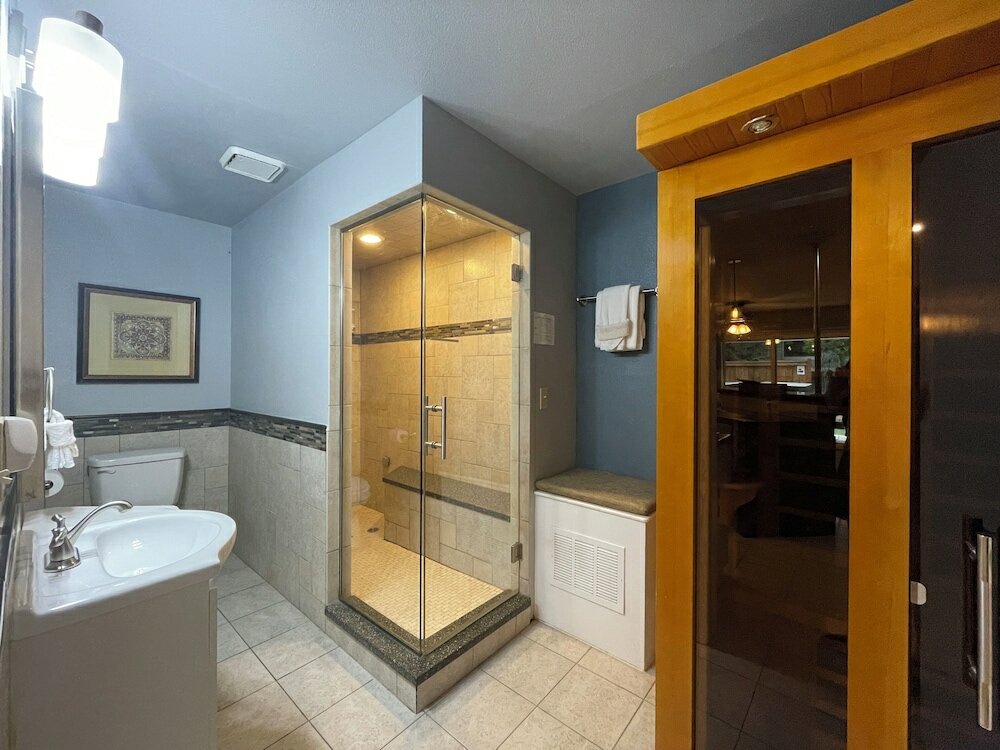 Фото Couples Retreat With Hot Tub, Sauna and Steam Room