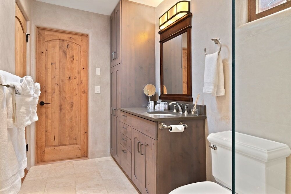 Фото Apricot - Light-filled Modern Update to Historic Home, Walk to The Plaza and Canyon Rd