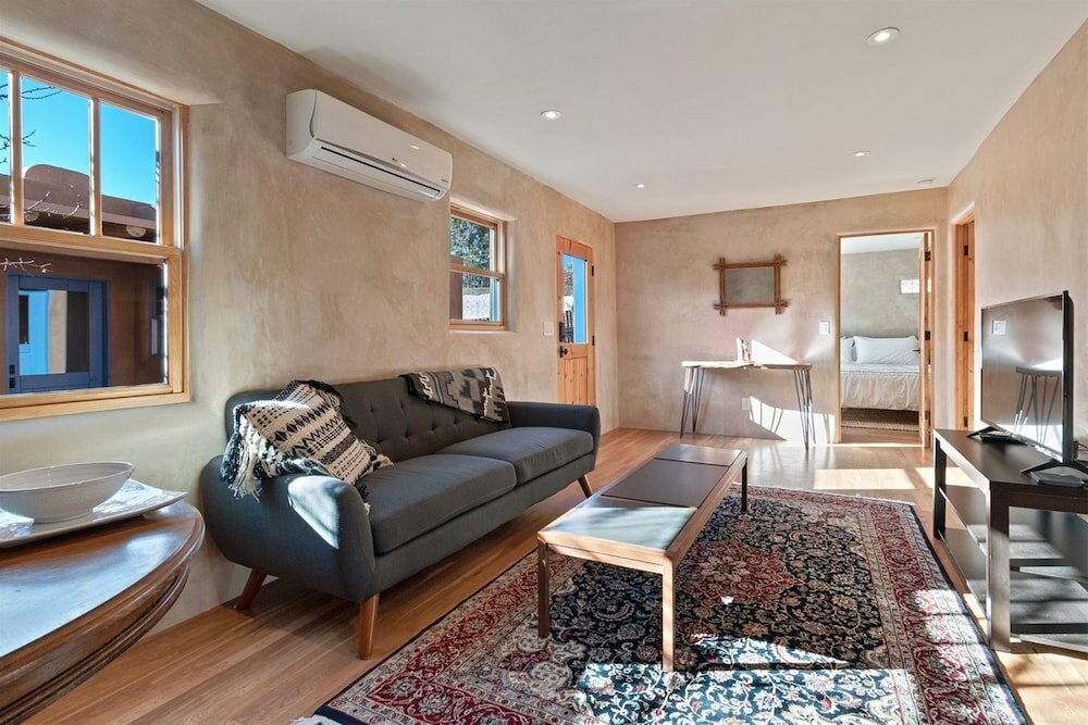 Фото Apricot - Light-filled Modern Update to Historic Home, Walk to The Plaza and Canyon Rd