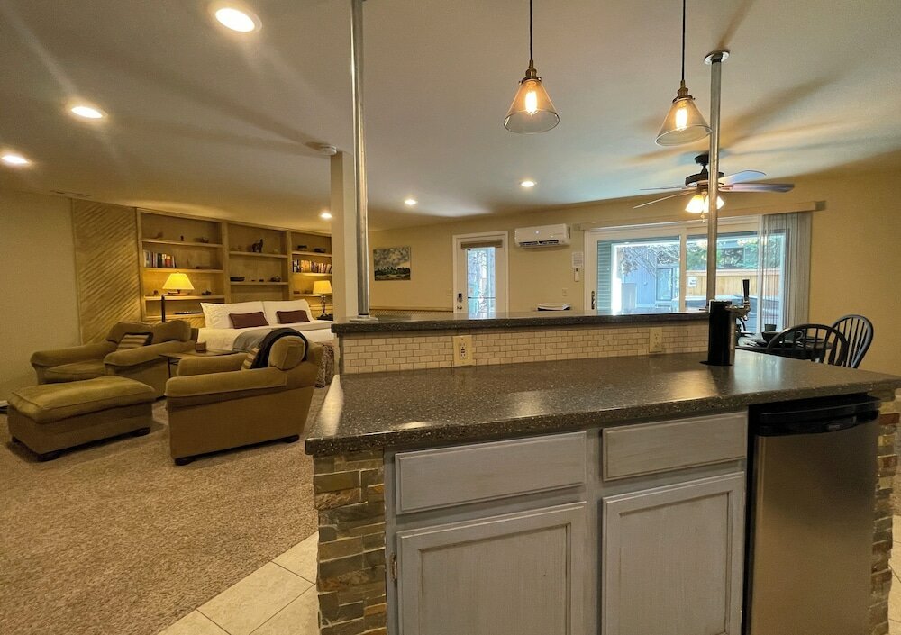 Фото Couples Retreat With Hot Tub, Sauna and Steam Room