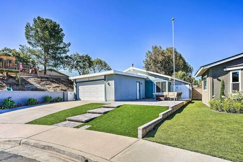 Гостиница Sunny Orange County Abode w Fire Pit & Backyard! в Лейк Форест