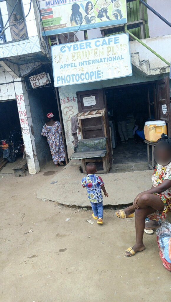 Internet cafe Cybercafé le méridien plus, Douala, photo