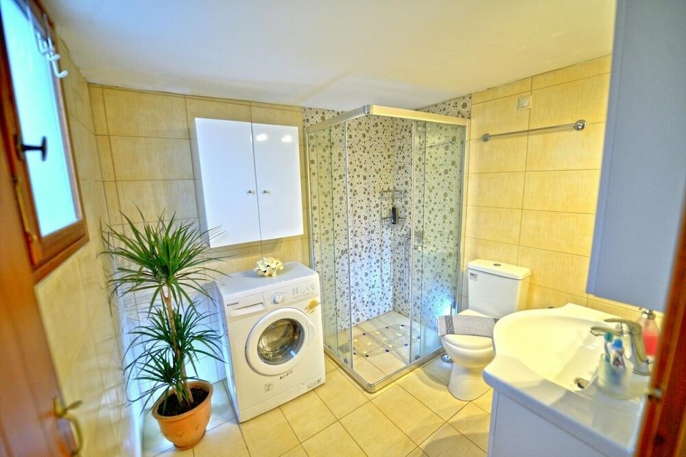 Фото Picturesque Traditional Stone House