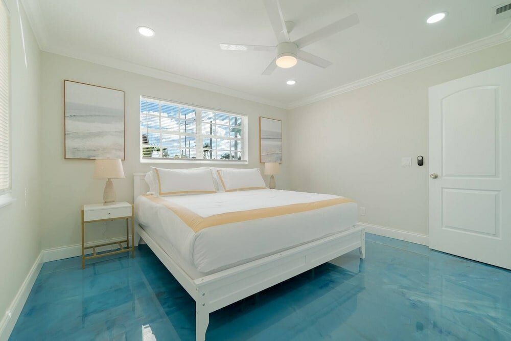 Фото Beachy Blues Apt A, Downtown, Shops, Cafes & Beach, Dog Friendly