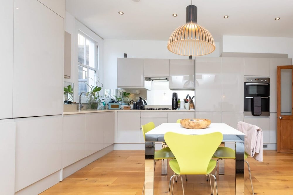 Фото Modern & Beautifully-lit 1 Bedroom Flat, Sheperd's Bush!