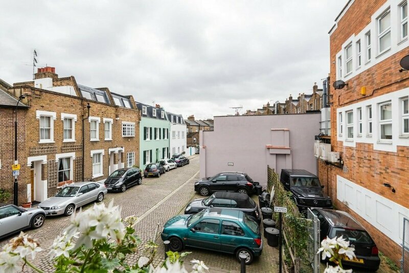 Гостиница Charming Chiswick Home Near Ravenscourt Park в Лондоне