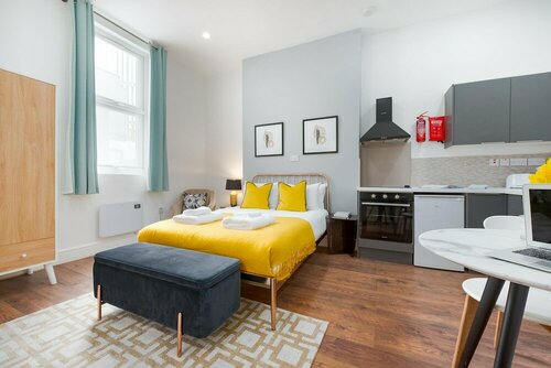 Earl's Court by Capital 119