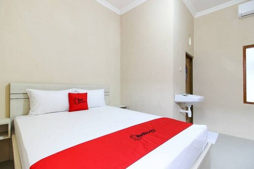 Гостиница RedDoorz near Balekambang City Park