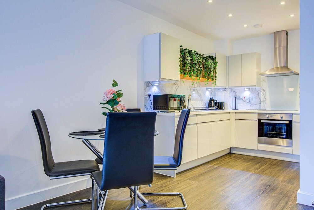 Фото Modern Greenwich Flat With Parking