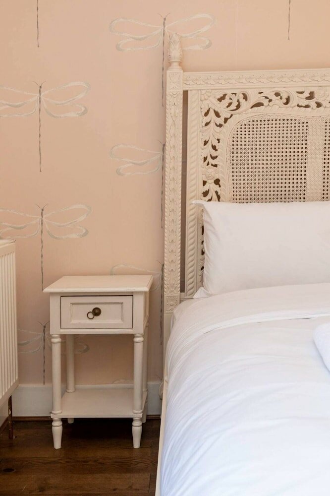 Фото Spacious & Pristine 2bd Flat - Balham